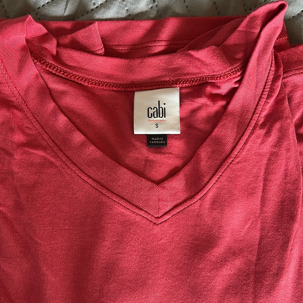 NEW w/o Bag!  CAbi Serenity Tee, Cardinal color, size small, V-Neck Long Sleeve - Picture 3 of 5